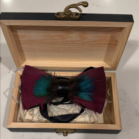 THE EZRA - FEATHER BOW TIE - Picture 2 of 4